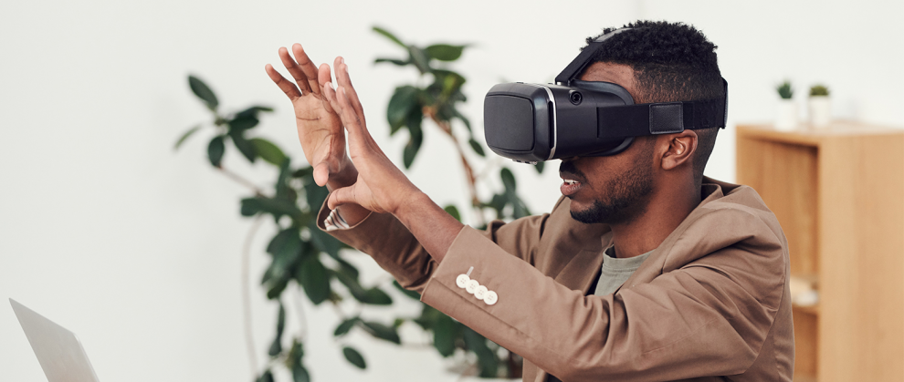 Homem usando culos de realidade virtual