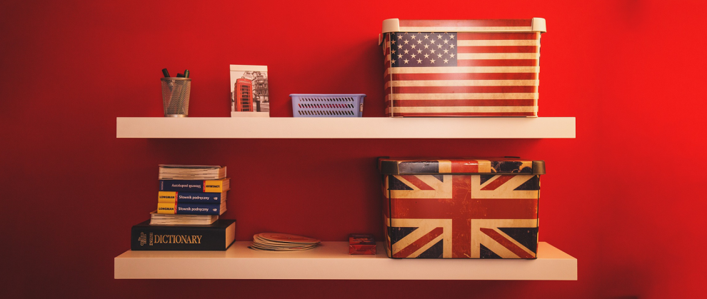 Bandeira Inglesa e dos Estados Unidos, estampadas em caixas sobre prateleiras