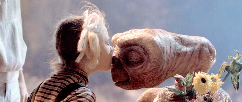 Cena do filme E.T, Gertie beijando o nariz do E.T