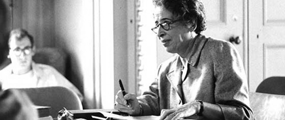 Hannah Arendt escrevendo, a foto est em preto e branco. 