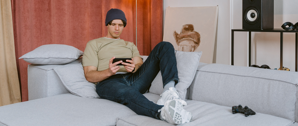 Adolescente no sof usando celular
