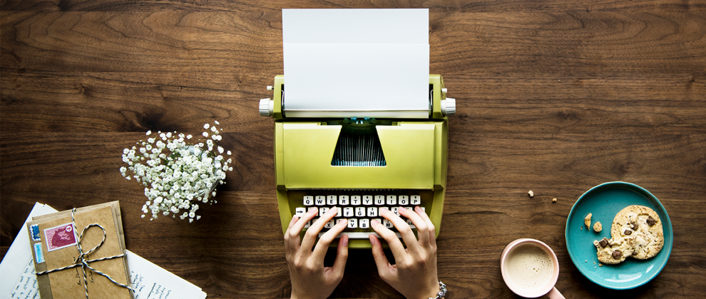 Vista area, de, um, mulher, digitando, ligado, um, retro, typewriter, em branco, papel