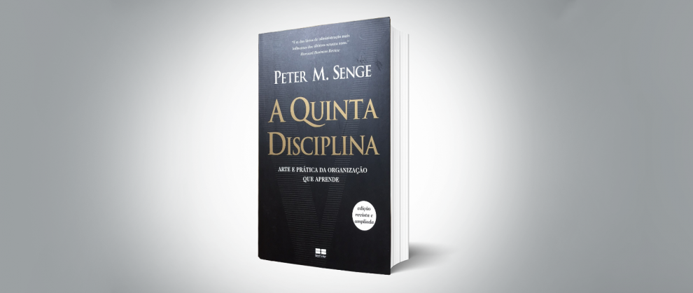 Capa do livro "A quinta disciplina, de Peter Senge"