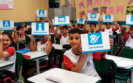 Em Taboo da Serra, placas em ingls nas escolas municipais ajudam na aprendizagem do idioma