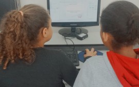 Alunos de escolas pblicas aprendem a fazer cartes para as mes com ajuda da tecnologia