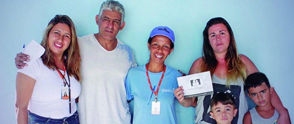 Agentes educacionais da Planneta com familia, posando para a foto